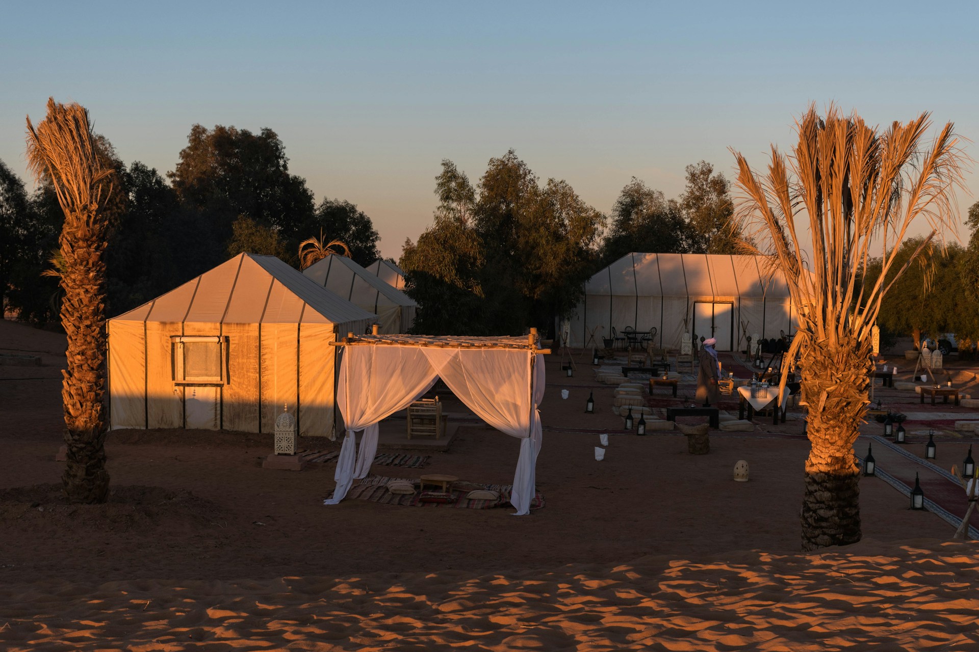 Marrakech : Nuit magique dans le désert d’Agafay – Dîner, spectacle, tente et piscine sous les étoil - Image 2